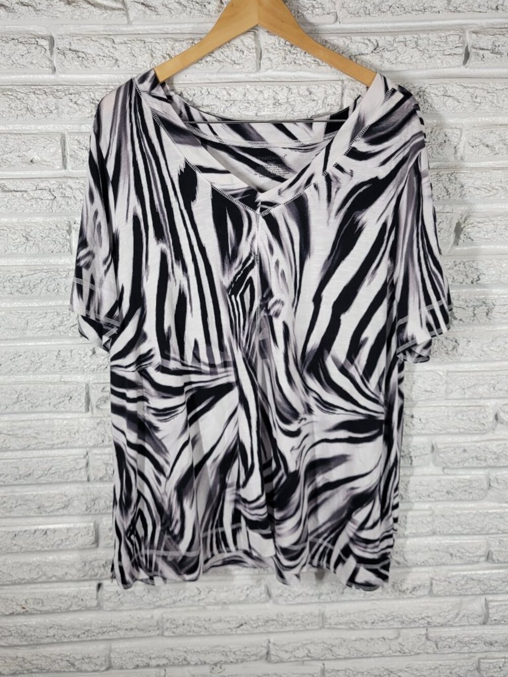 Westbound Black White Animal Print V-Neck Tee Women Plus Size 3X ANI6E